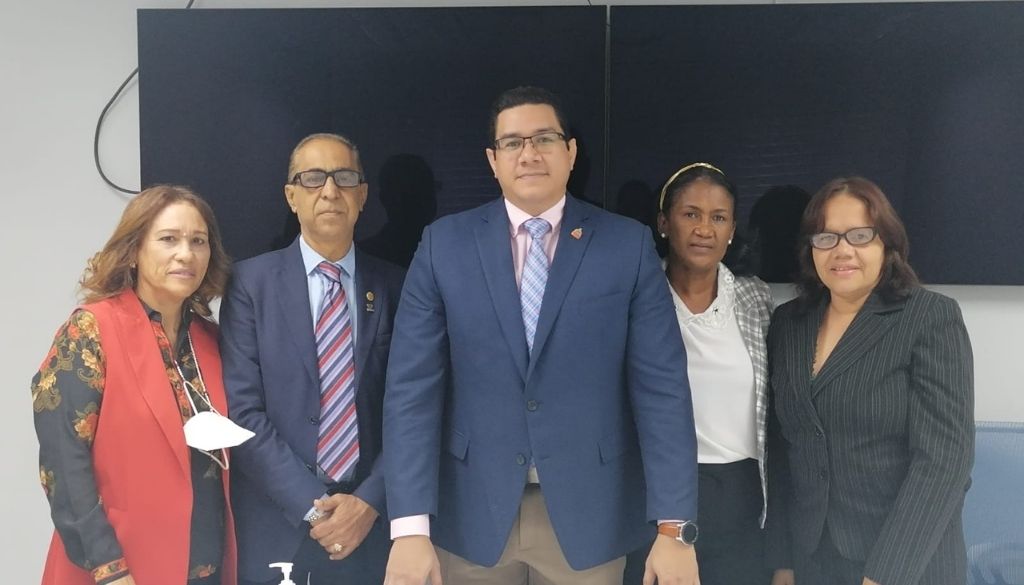 Especialistas demandan recibir beneficios de ley como médicos 