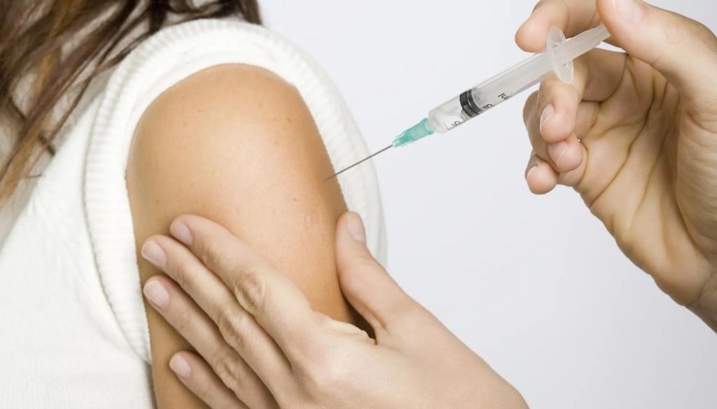 Salud Pública vacuna niñas contra virus del Papiloma Humano 