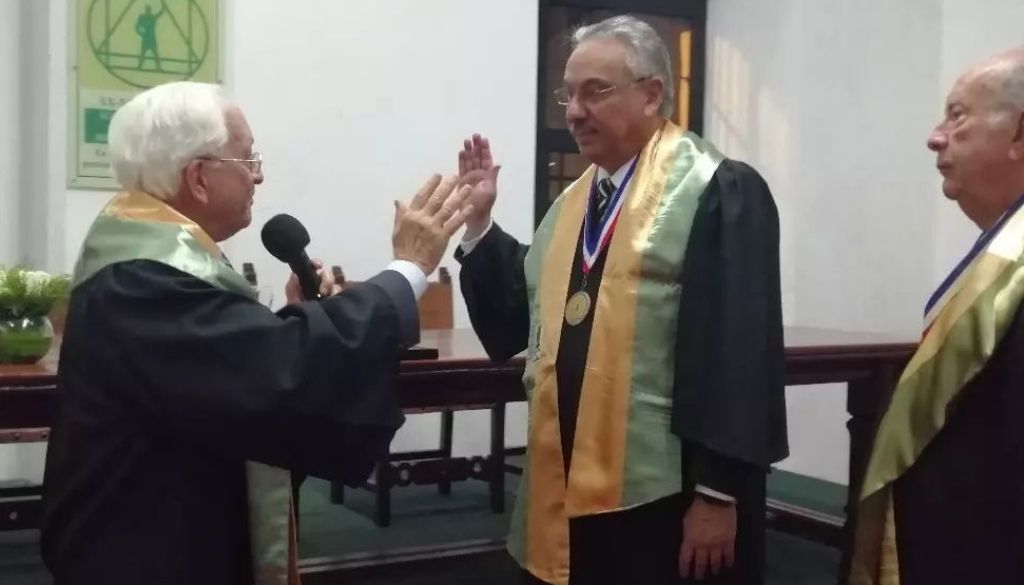 Dr. Marcos Núñez es investido como nuevo Miembro de Número de la Academia de Ciencias  