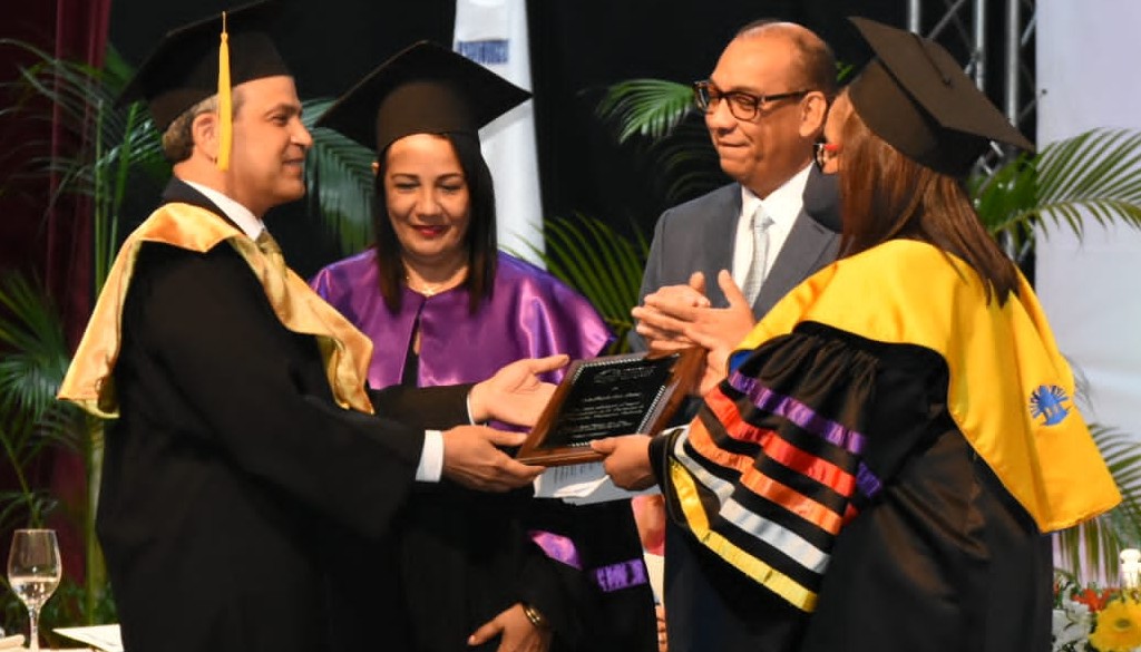 Doctor Luis Ortiz Hadad se gradúa con los más altos honores 