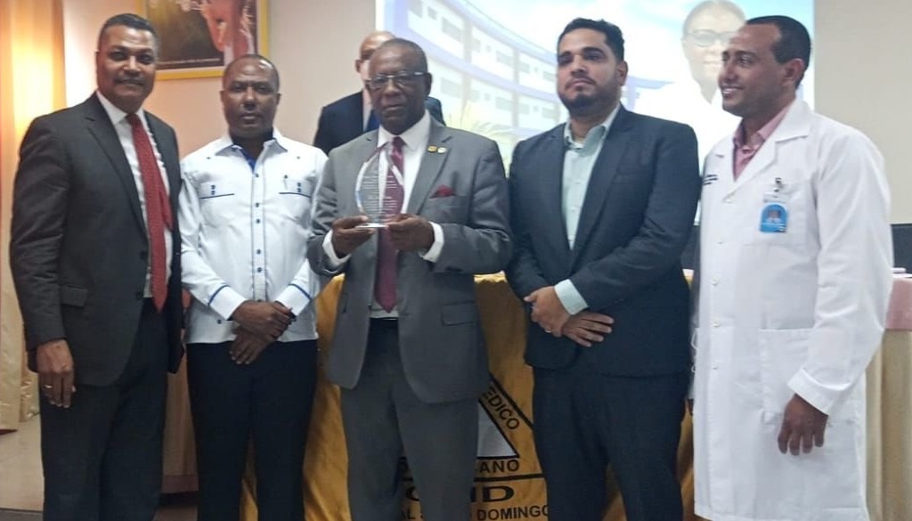 Reconocen a doctores por sus aportes 