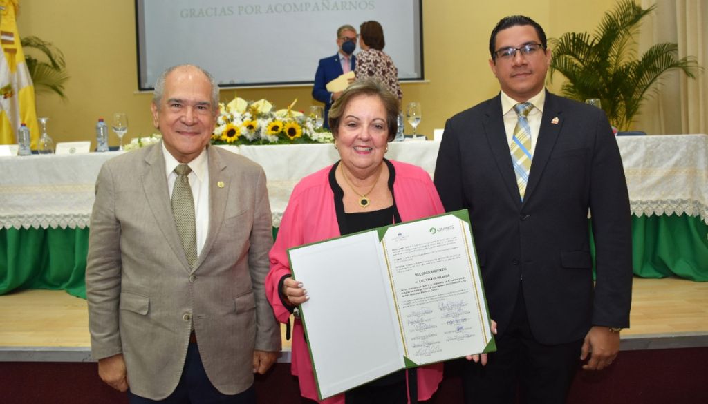 Reconocen trayectoria de investigadora Vivian Brache 