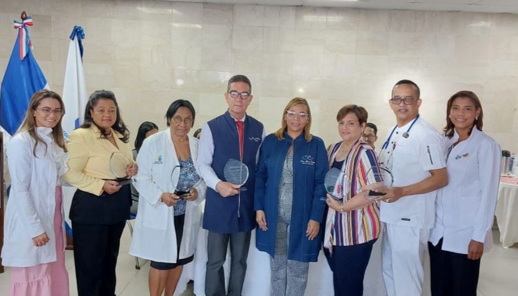 Hospital Arturo Grullón reconoce pediatras por aportes a la salud infantil 