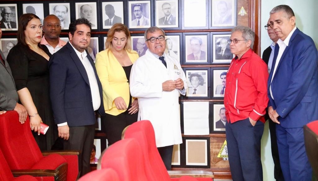 Colegio Médico reconoce a tres doctores 