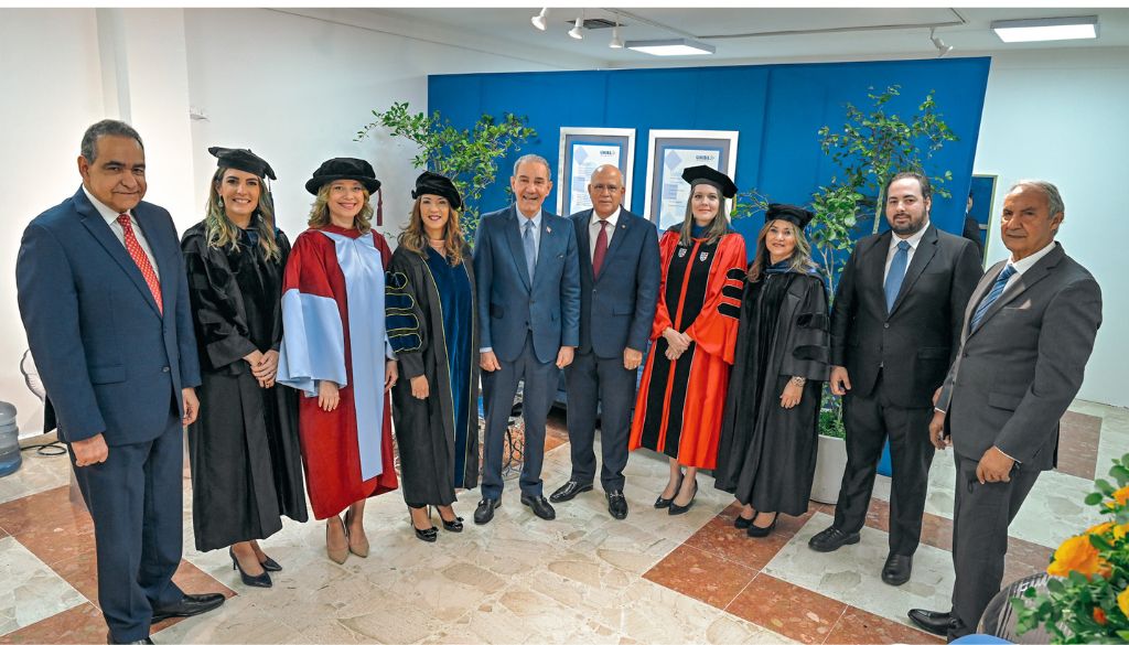Entregan a la sociedad 444 nuevos profesionales  