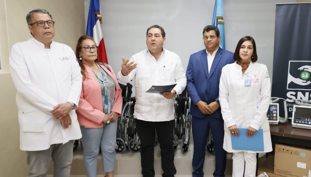 Director SNS entrega equipos a hospitales 