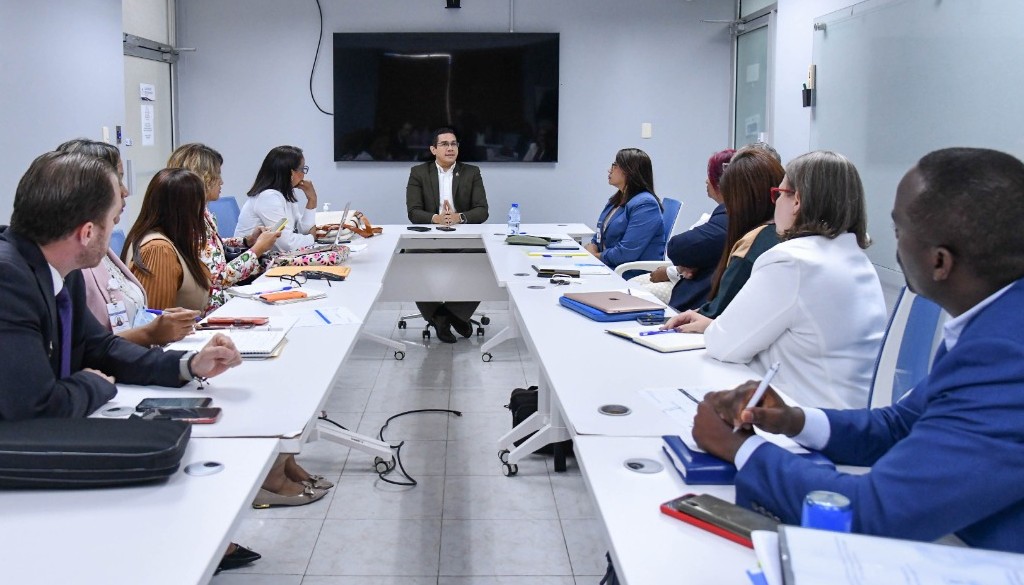 Sociedades médicas buscan solución a problemas medicamentos alto costo 