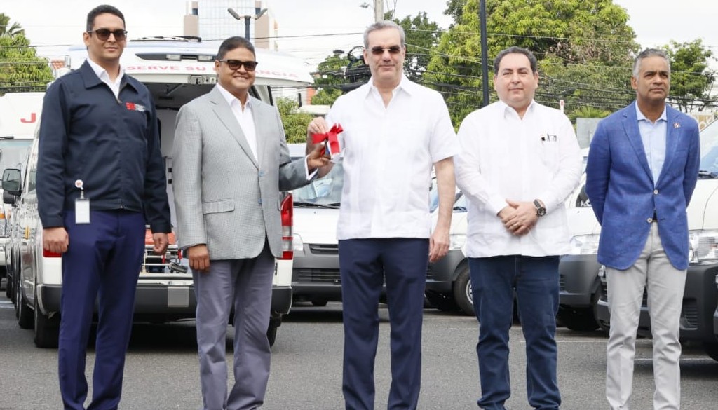 Presidente Abinader  entrega ambulancias para atender  emergencias 