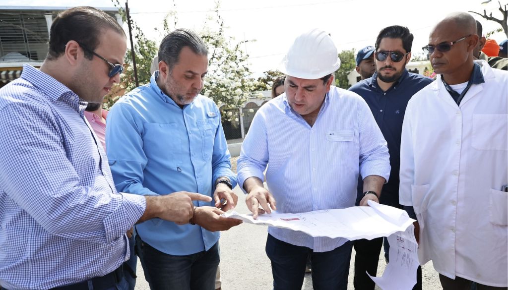 Director SNS supervisa obras en construcción de hospitales región Sur  