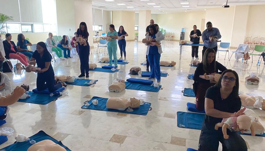 Anestesiólogos se capacitan en soporte vital básico  