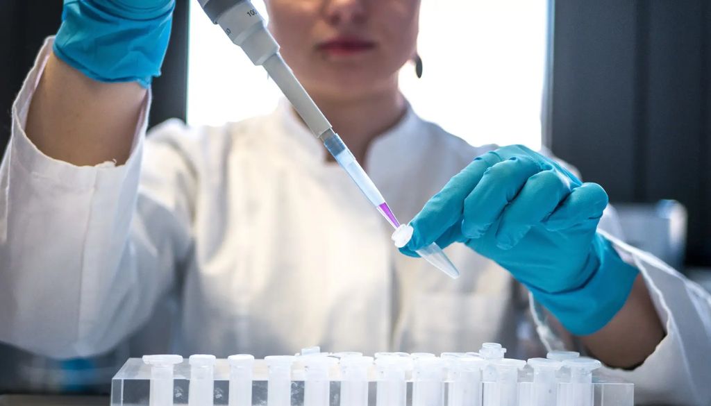 Medicamento experimental logra curar la leucemia avanzada 