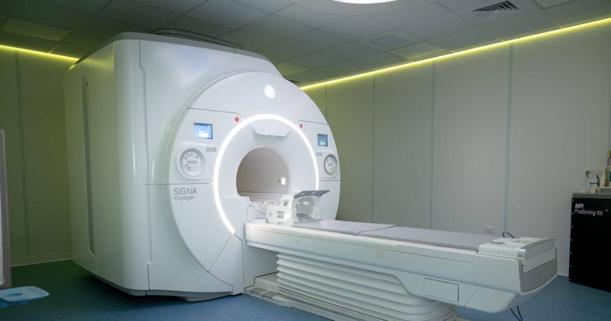 Centro de salud en Santiago posee primer resonador magnético con Inteligencia Artificial 