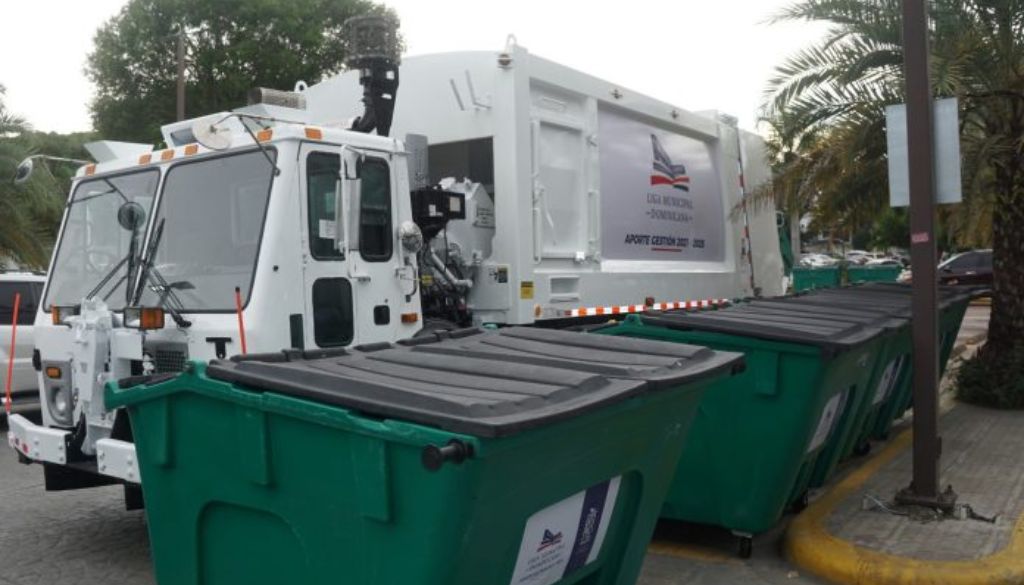 Hospitales de Santiago reciben camión recolector desechos  