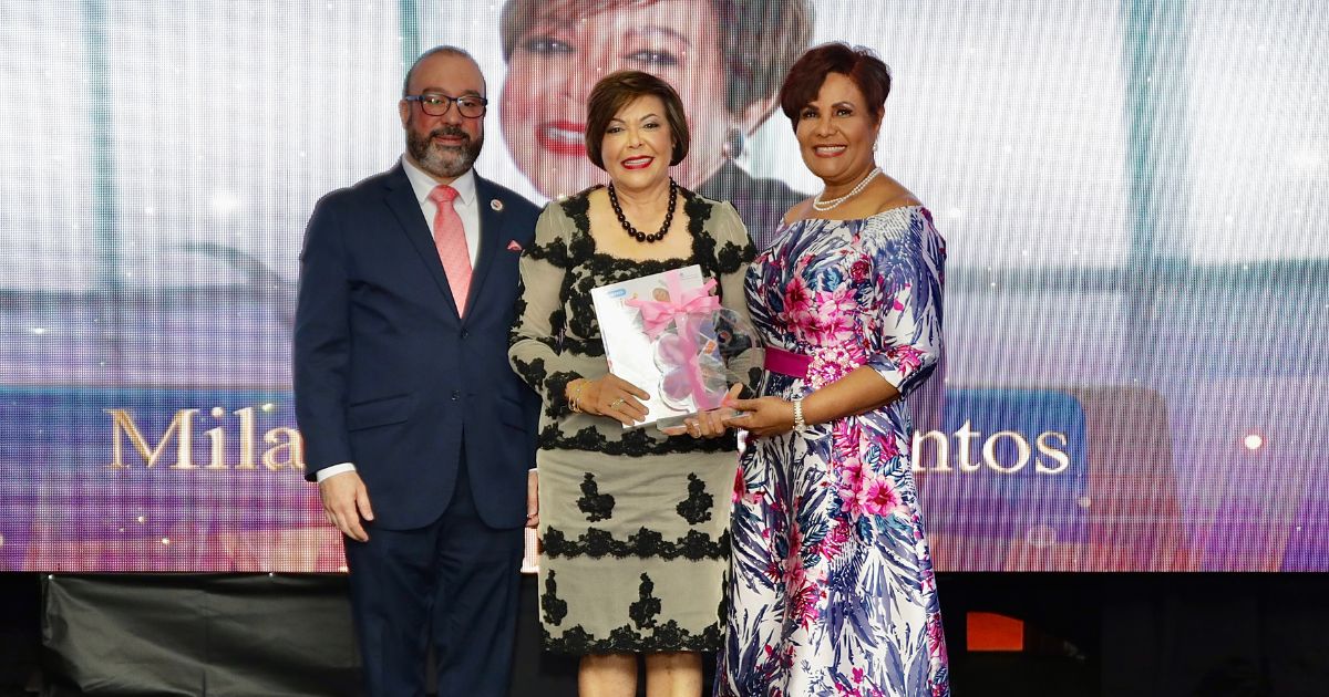 Reconocen  trayectoria doctora Milagros de los Santos 