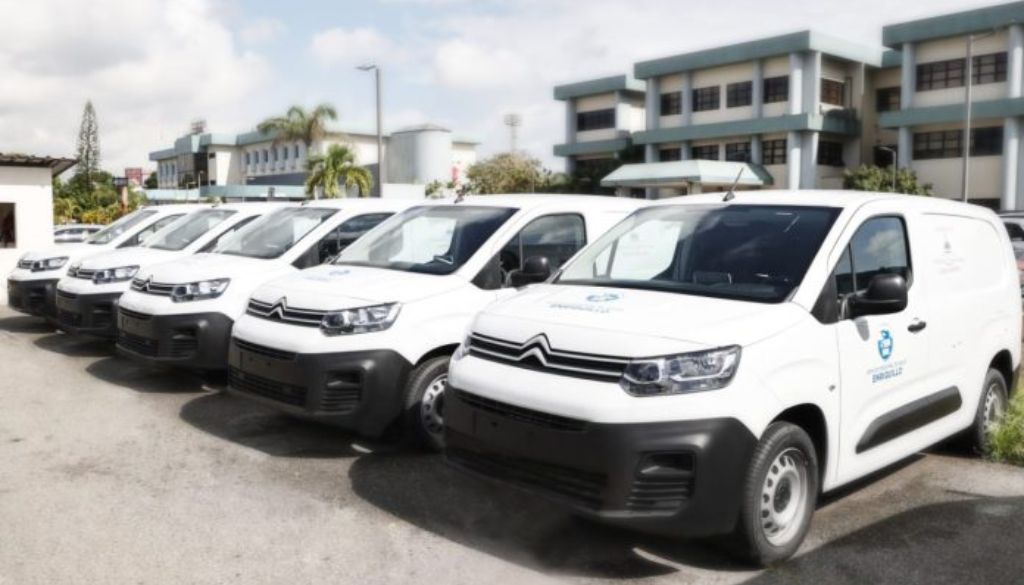 Donan cinco vehículos para transporte medicamentos e insumos 