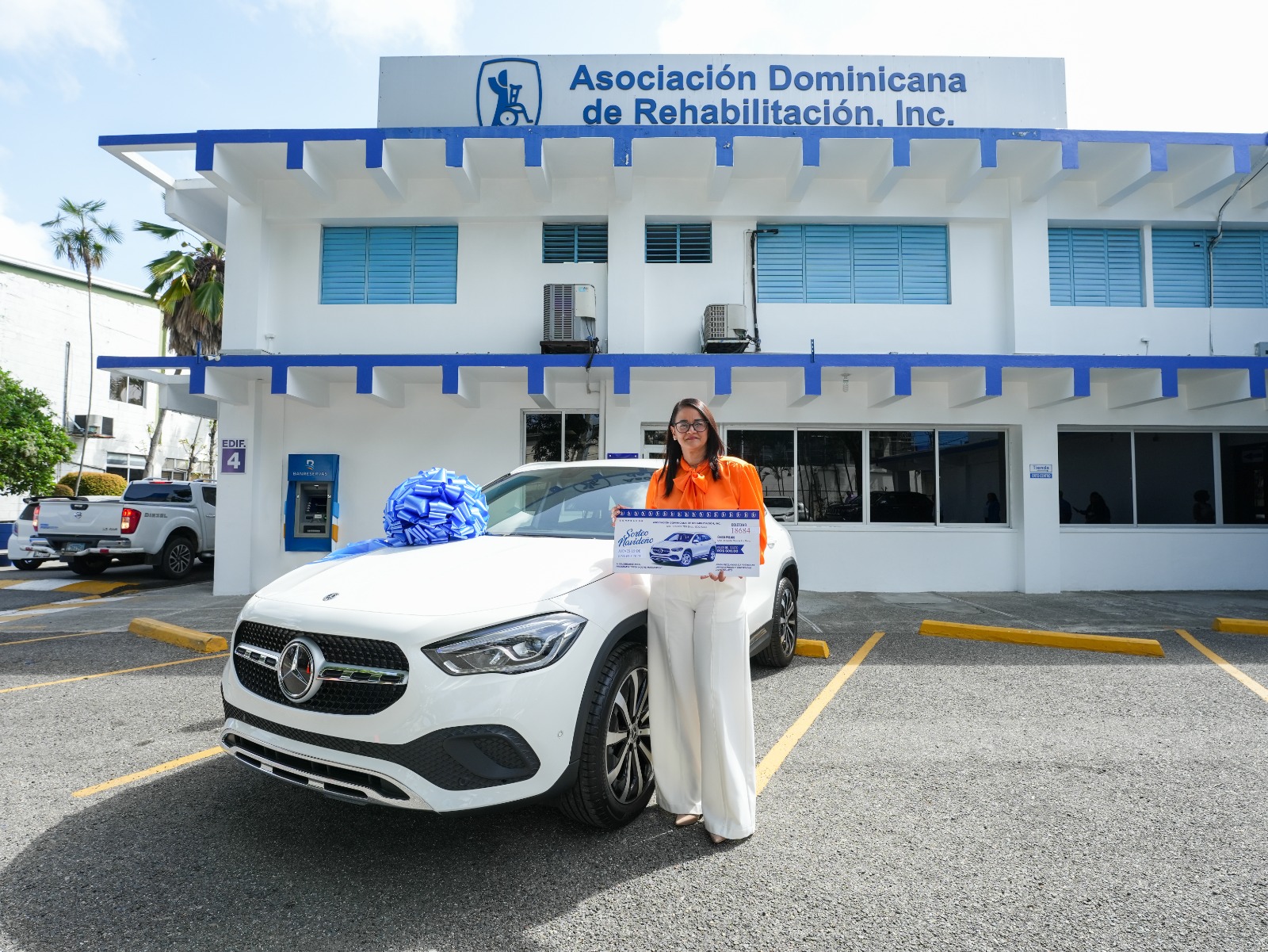 Rehabilitación entrega yipeta MercedesBenz a ganadora de sorteo 2022