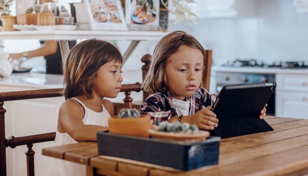 Expertos advierten impacto psicológico de redes sociales y algoritmos en todas las edades 