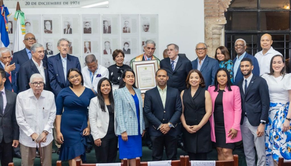 Doctor José Joaquín Puello recibe  máxima exaltación que otorga la Academia de Ciencias 