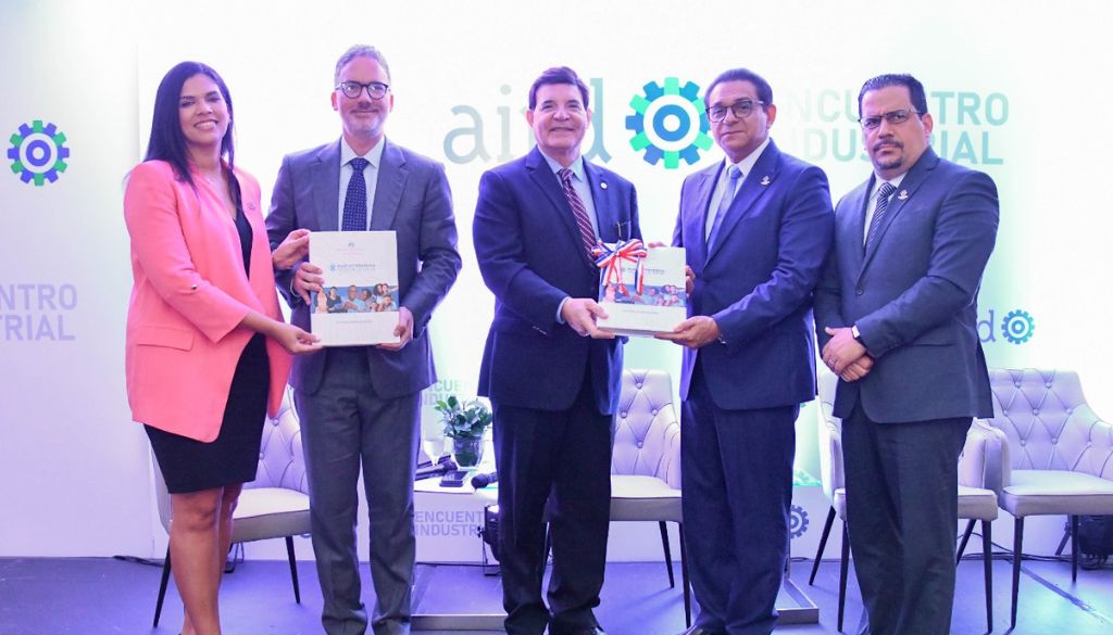 Presentan Plan Estratégico de Salud 2030 a Asociación de Industrias  