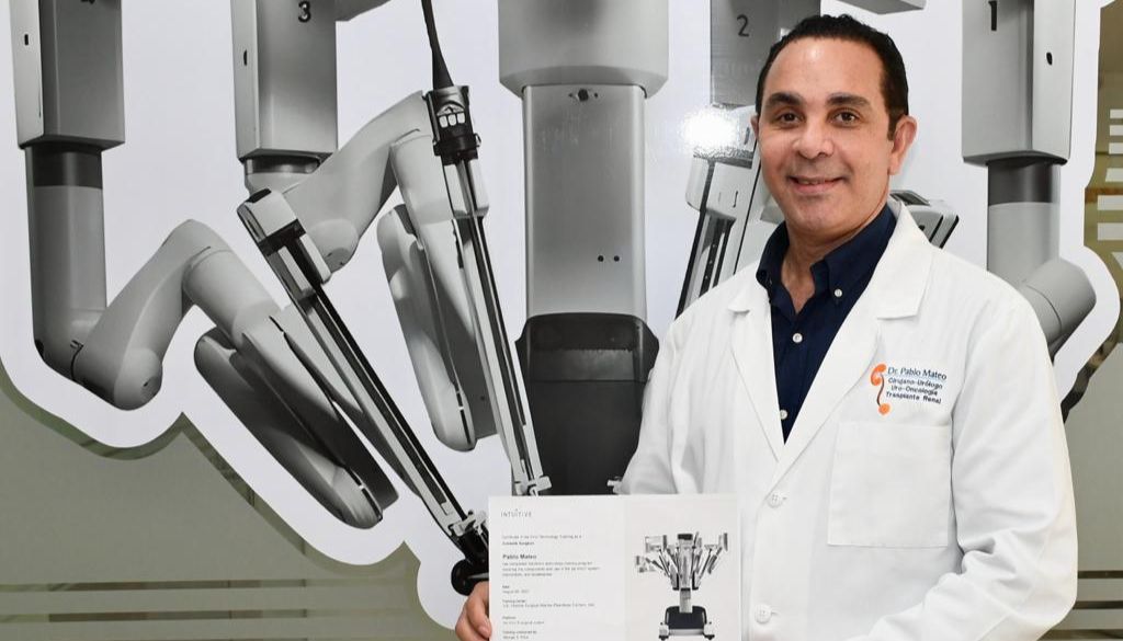 Doctor Pablo Mateo es certificado como cirujano de consola robótica 