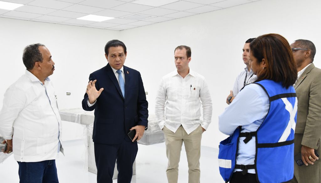 Ministro de Salud supervisa trabajos de remodelación en Patología Forense 