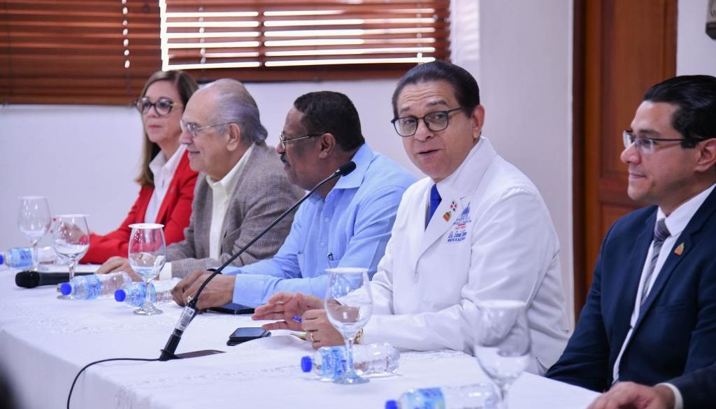 Autoridades, sociedades médicas y directores de centros socializan sobre dengue  