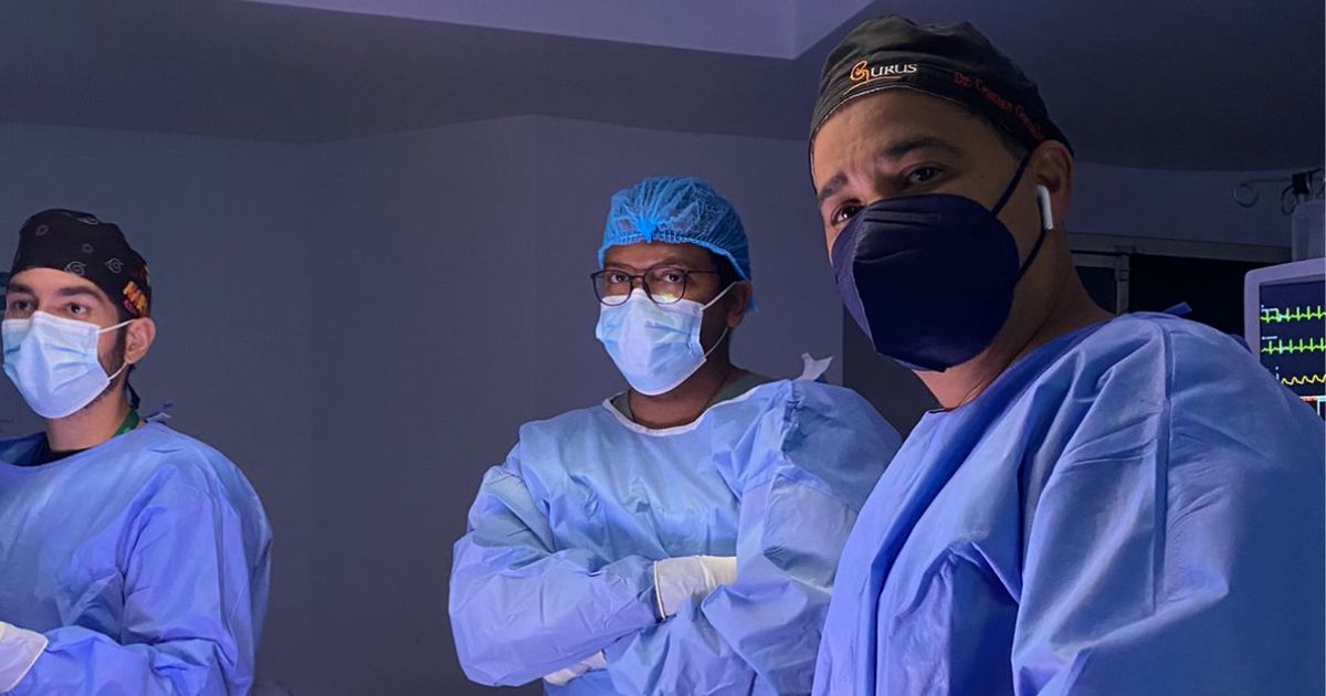 Especialistas realizan procedimientos de prostatectomía radicales robóticas 