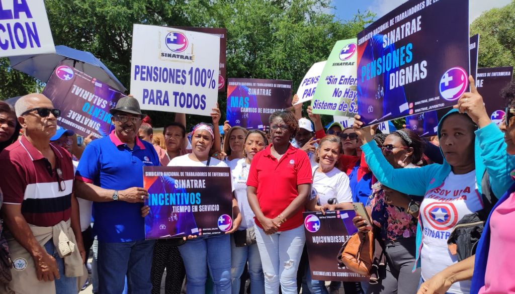 Gremio enfermería protesta en demanda de mejores reivindicaciones 