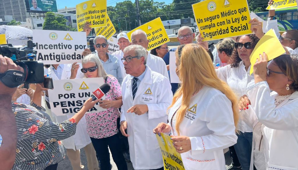 Médicos pensionados exigen seguro garantice mejores coberturas  