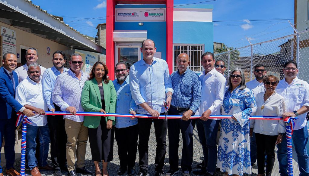 Inauguran tres Farmacias del Pueblo en Constanza  