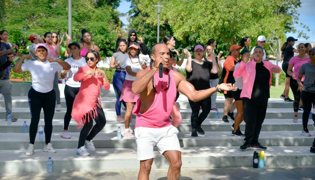 Sociedad Obstetricia participa en “zumba rosa” por cáncer de mama 