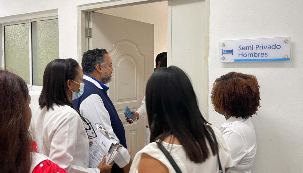 Nuevo director del Hospital Rodolfo de la Cruz Lora realiza recorrido por la institución 