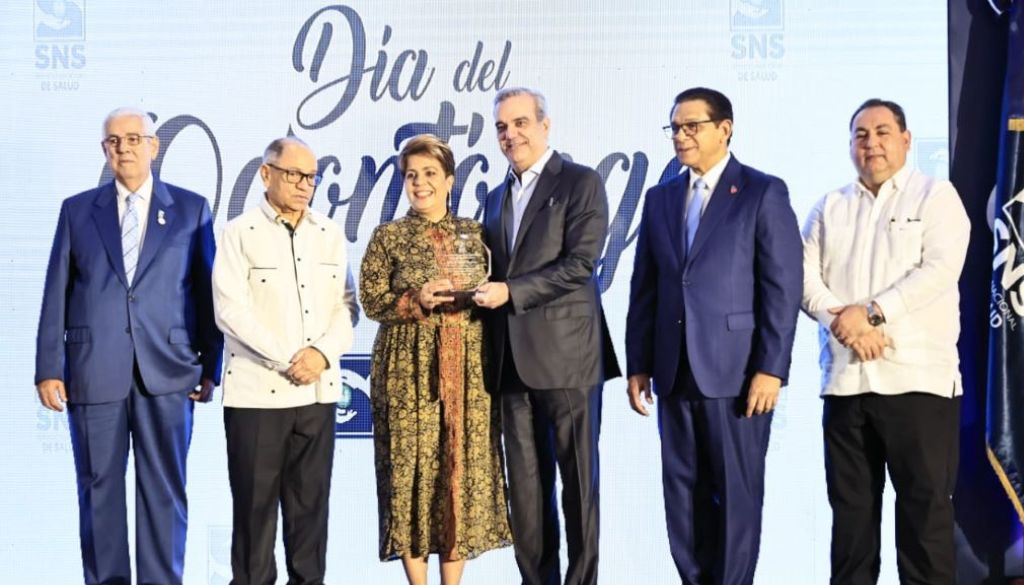 Reconocen odontólogos en su día nacional 