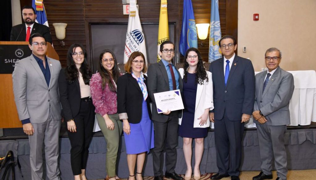 Autoridades hacen entrega del  Premio Nacional de Investigación en Salud 