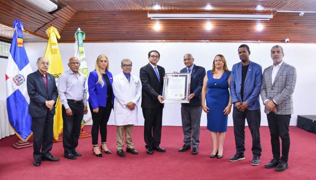 Colegio Médico reconoce al doctor Daniel Rivera 