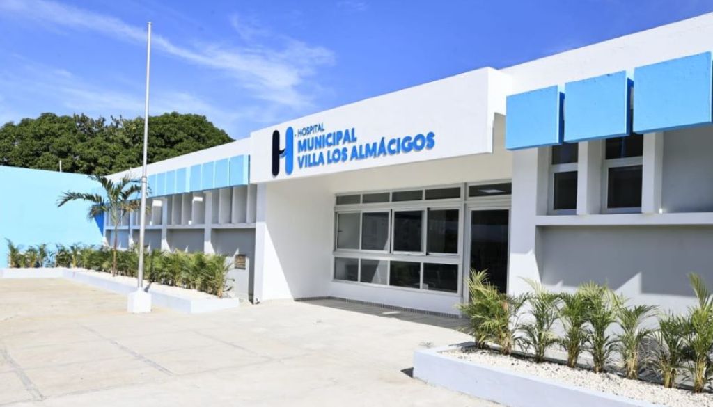 Autoridades entregan renovado Hospital Villa Los Almácigos 