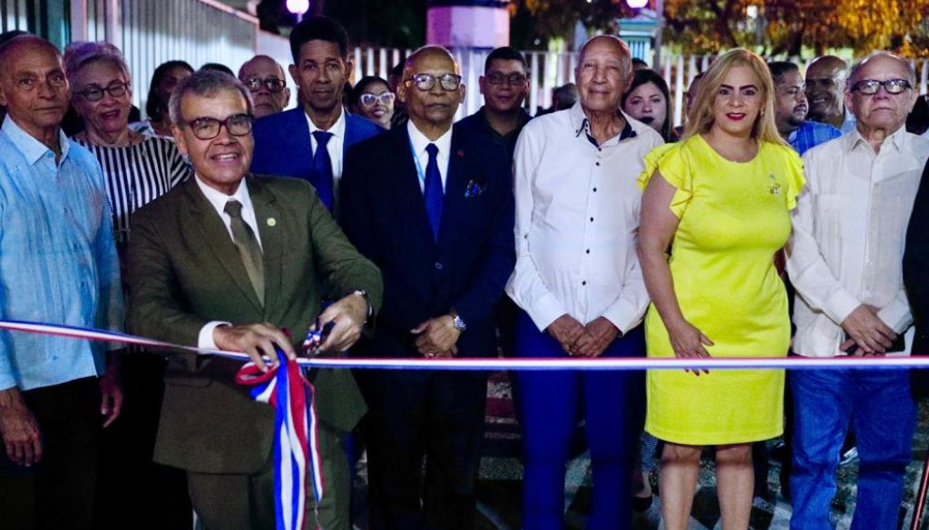 Colegio Médico reinaugura plaza en honor a los héroes del 14 de junio 