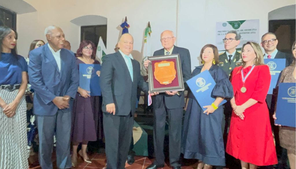 Reconocen al Premio Nacional de Medicina 