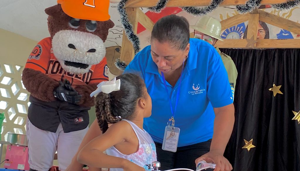 Clínica en La Romana realiza fiesta de navidad a niños del programa de pediatría 