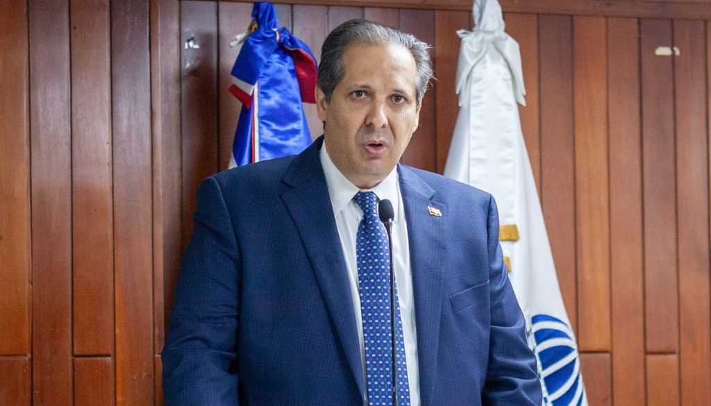 Juramentan al doctor Víctor Atallah como ministro de Salud Pública 