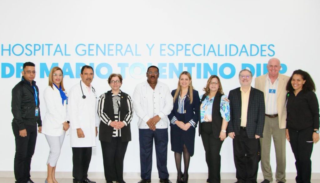 Misión de EEUU realiza visita de intercambio en hospitales 