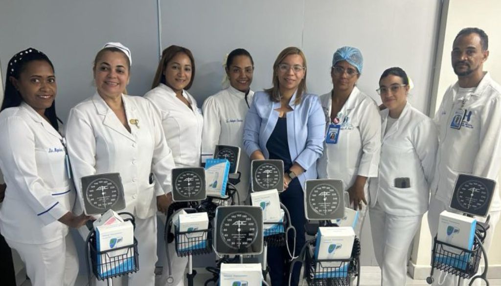 Dirección Hospital Arturo Grullón entrega equipos médicos a Enfermería 