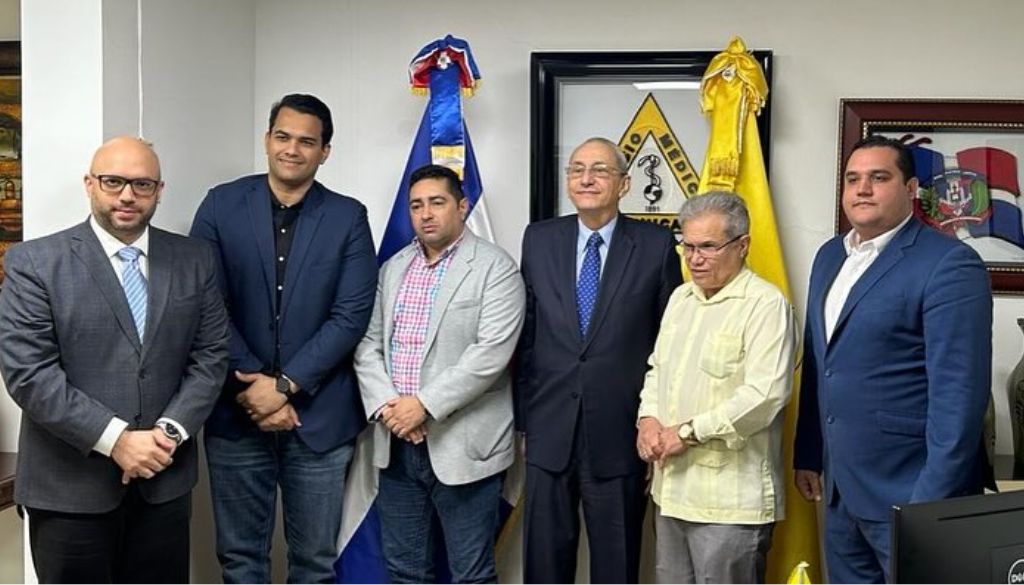 Colegio Médico busca despenalizar ejercicio de la medicina 