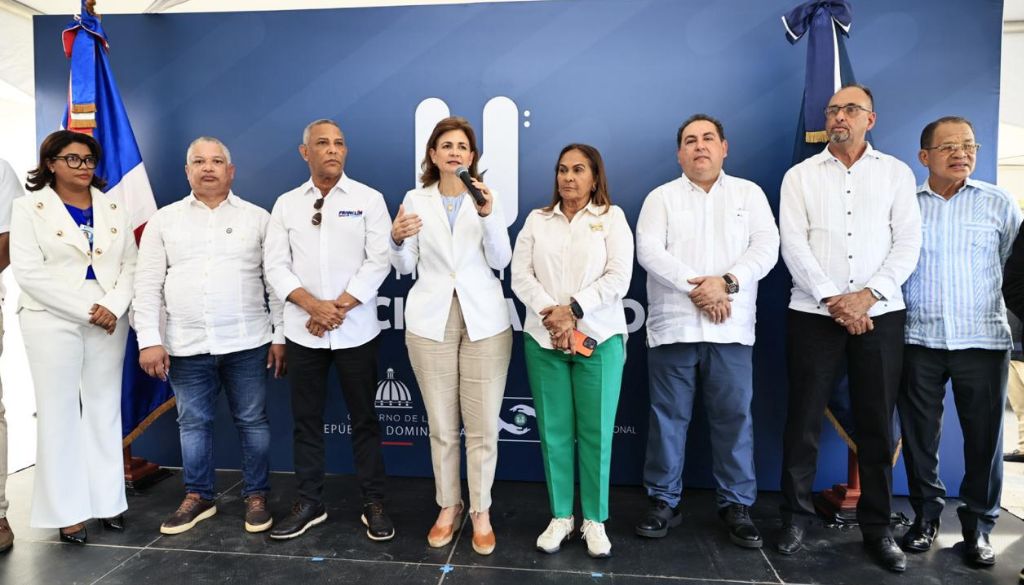 Inauguran obras de salud en Monte Plata y Arenoso  