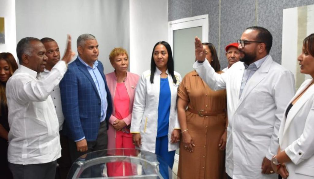 Juramentan nuevo director en el Hospital Regional Juan Pablo Pina 