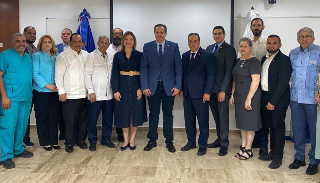 Directivos de ADOFEM se reúnen con ministro de Salud  
