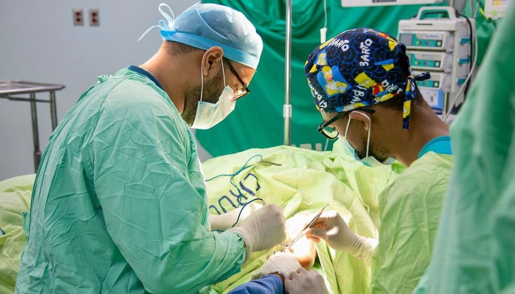 Cirujanos vasculares realizan intervenciones gratuitas a pacientes renales  