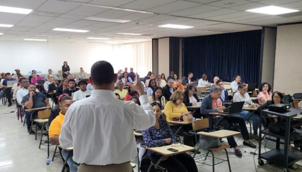SRSM capacita encargados farmacias y almacenes 