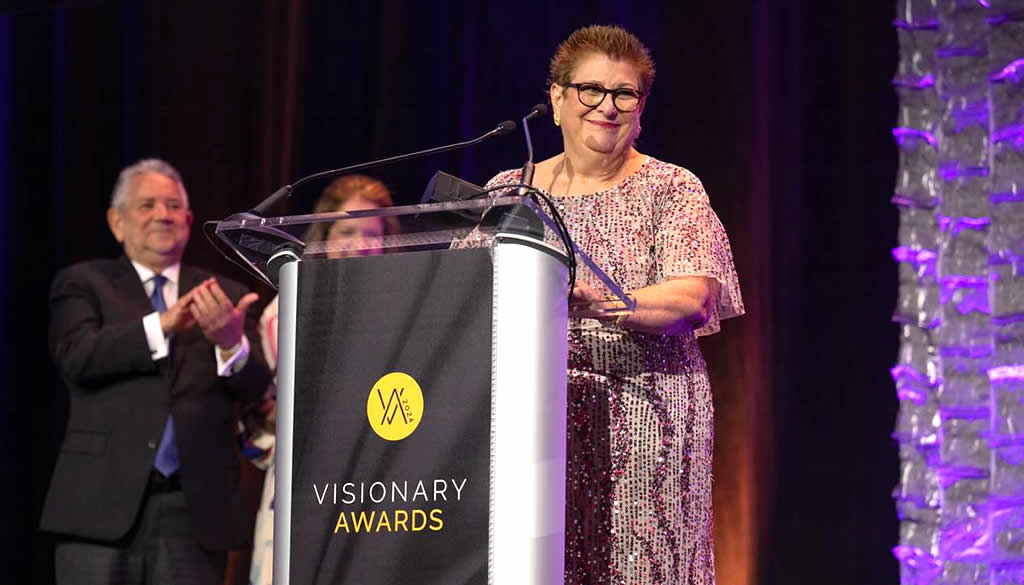 Elizabeth Tovar recibe el prestigioso premio mundial Visionary Award 2024 en Washington, D. C. 