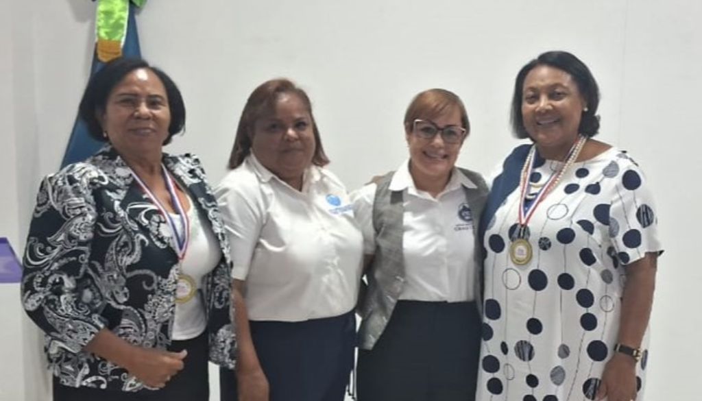 Reconocen enfermeras con más de 35 años de servicio 
